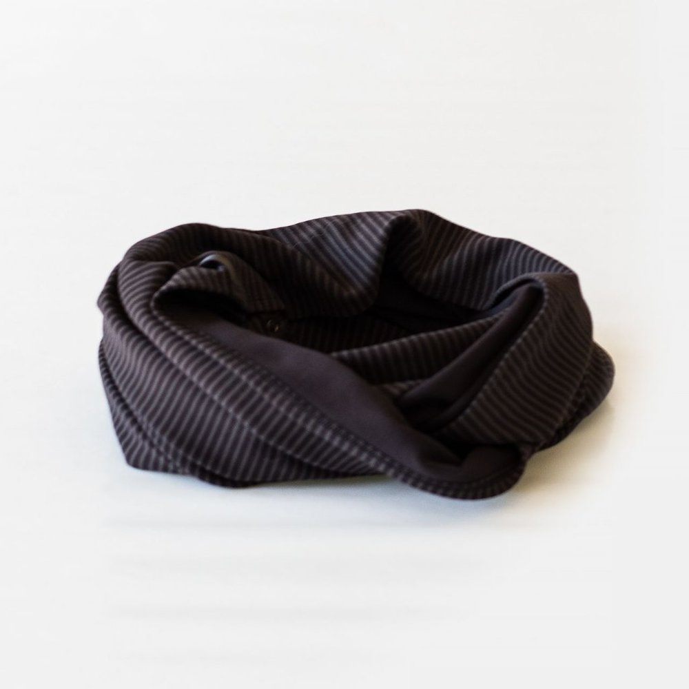 Vinyasa Scarf pin hyper stripe black grey
